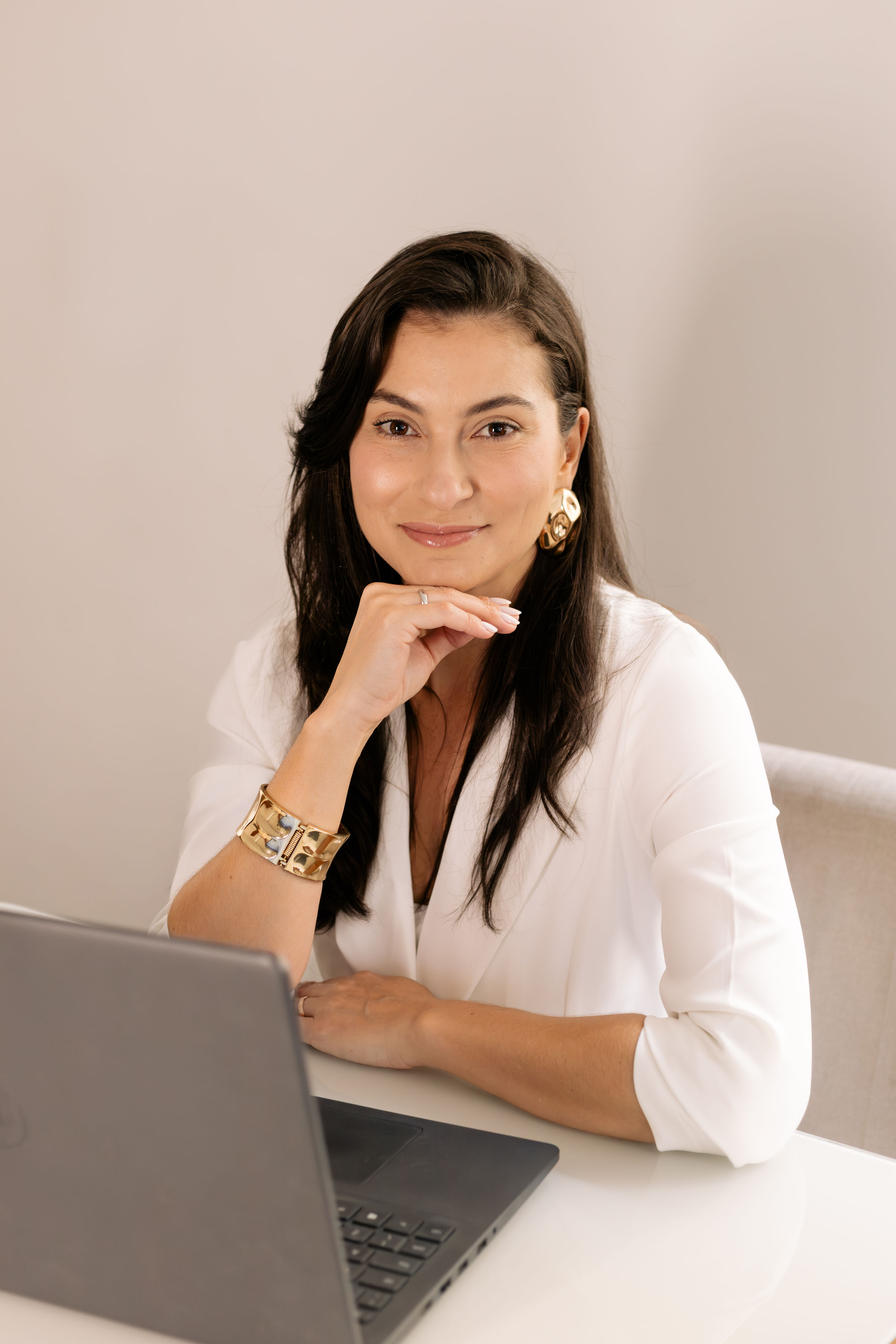 Jennifer Cunha em seu escritório